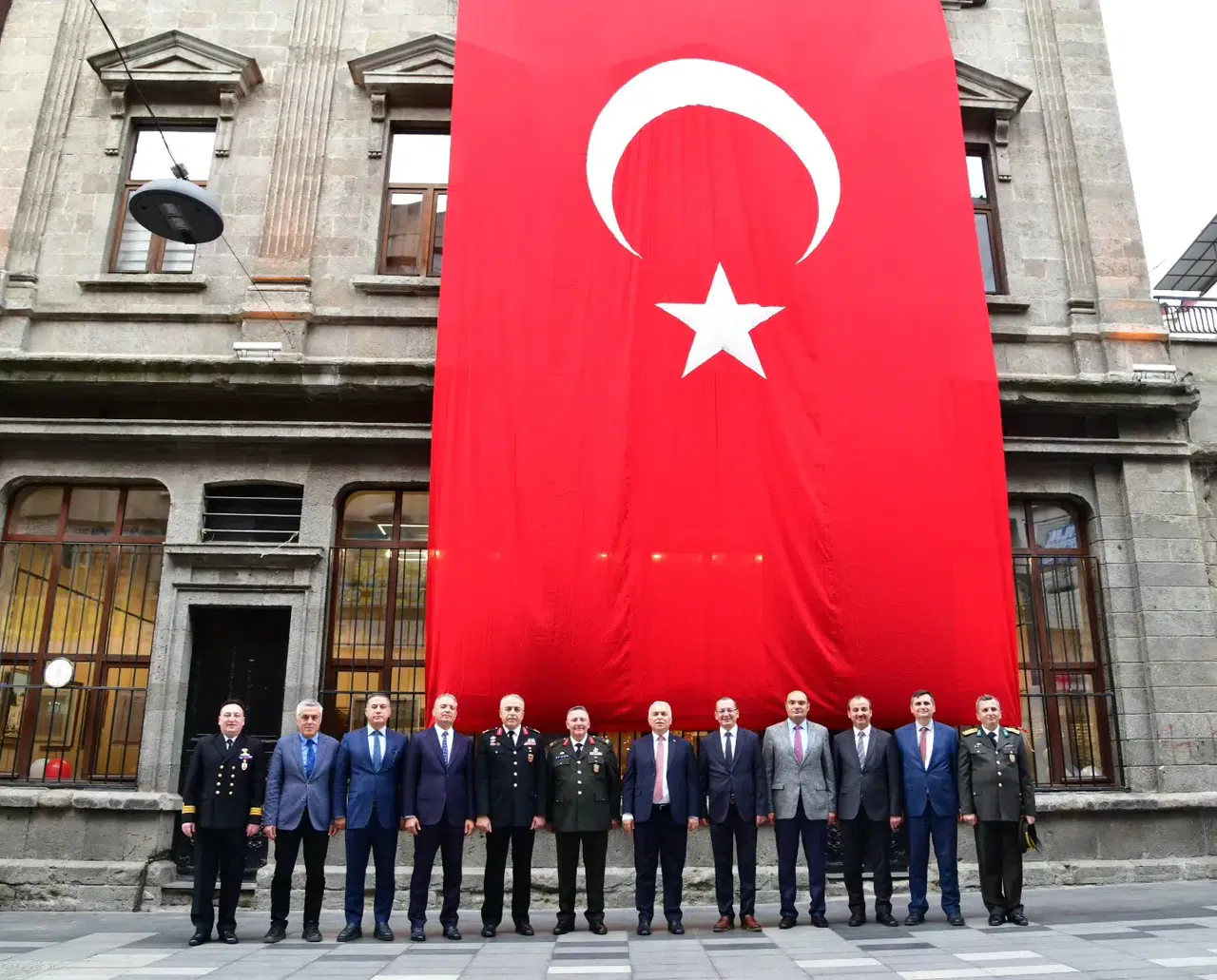 Cumhuriyetin Renkleri sergisi Trabzon'da sanatseverlerle buluştu