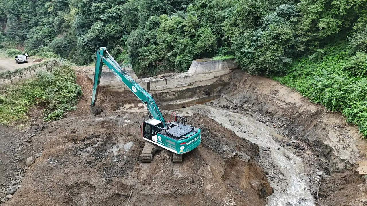 Doğu Karadeniz'de Ekipler Taşkın Riskini Azaltmak İçin Derelerde Yoğun Çalışmalarını Sürdürüyor