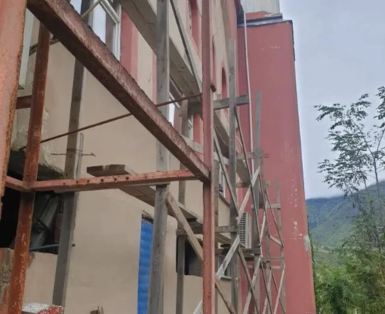 Murgul Merkez Yeni Camii'nin Boyama Çalışmaları Başladı, Hayırsever Desteği Bekleniyor