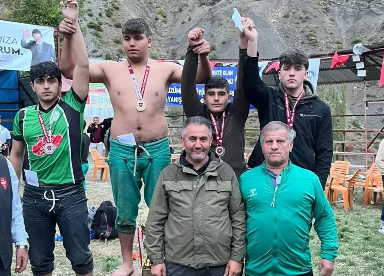 Artvinli Güreşçiler Erzurum’da Madalyaları Topladı