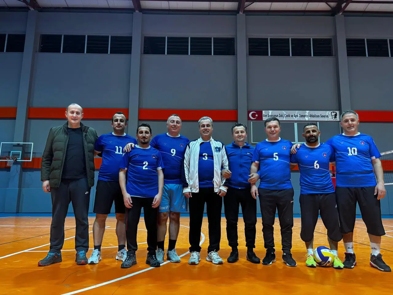 Beşikdüzü'nde Öğretmenler Günü Voleybol Turnuvası Heyecanı Sürüyor