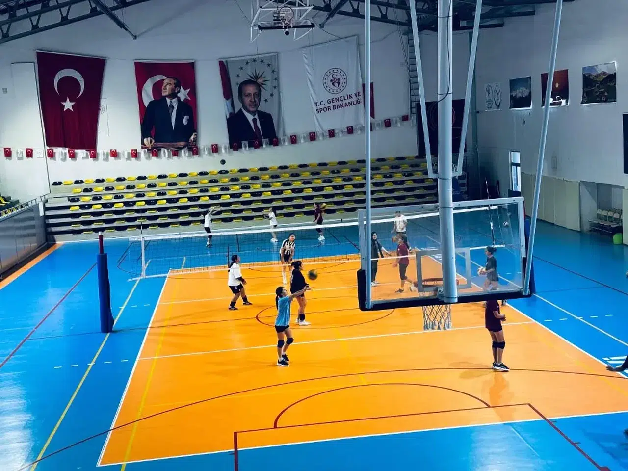 Arhavi’de Sporcular Voleybol Antrenmanlarına Hız Kesmeden Devam Ediyor