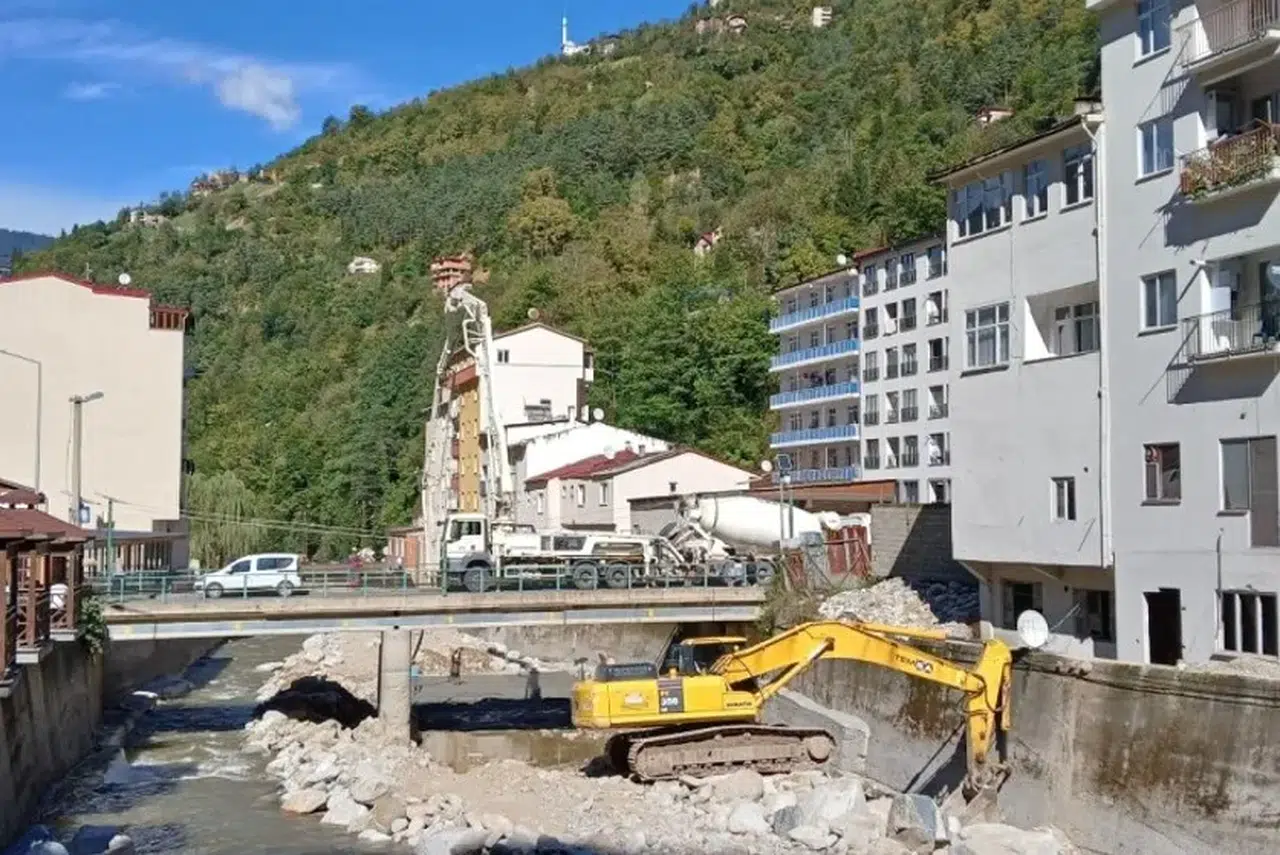 İkizdere'de Taşkınlardan Korunmak İçin Köprüye Betonlama Çalışması Yapıldı