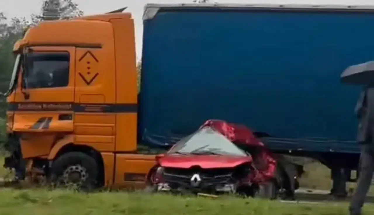 Rize'de otomobil-tır çarpışması: 2 ölü, trafik kapandı