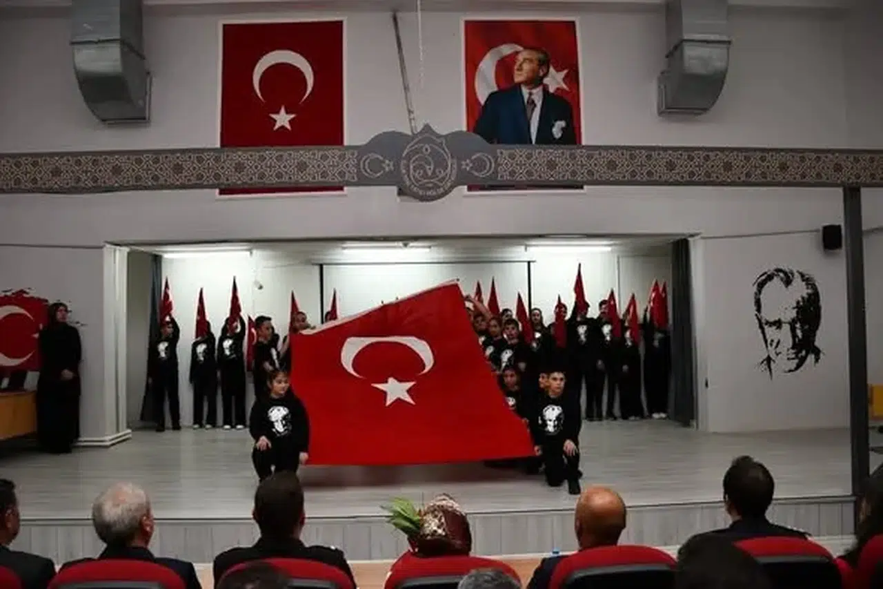 Cumhuriyetimizin 102. yılı Olur'da coşkuyla kutlandı, ödüller dağıtıldı!