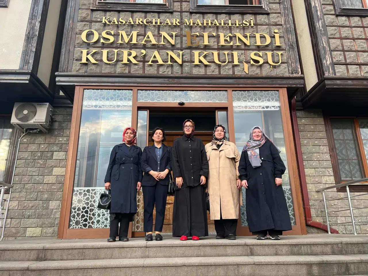 Rize'de protokol eşlerinden hafızlık öğrencilerine moral ziyareti