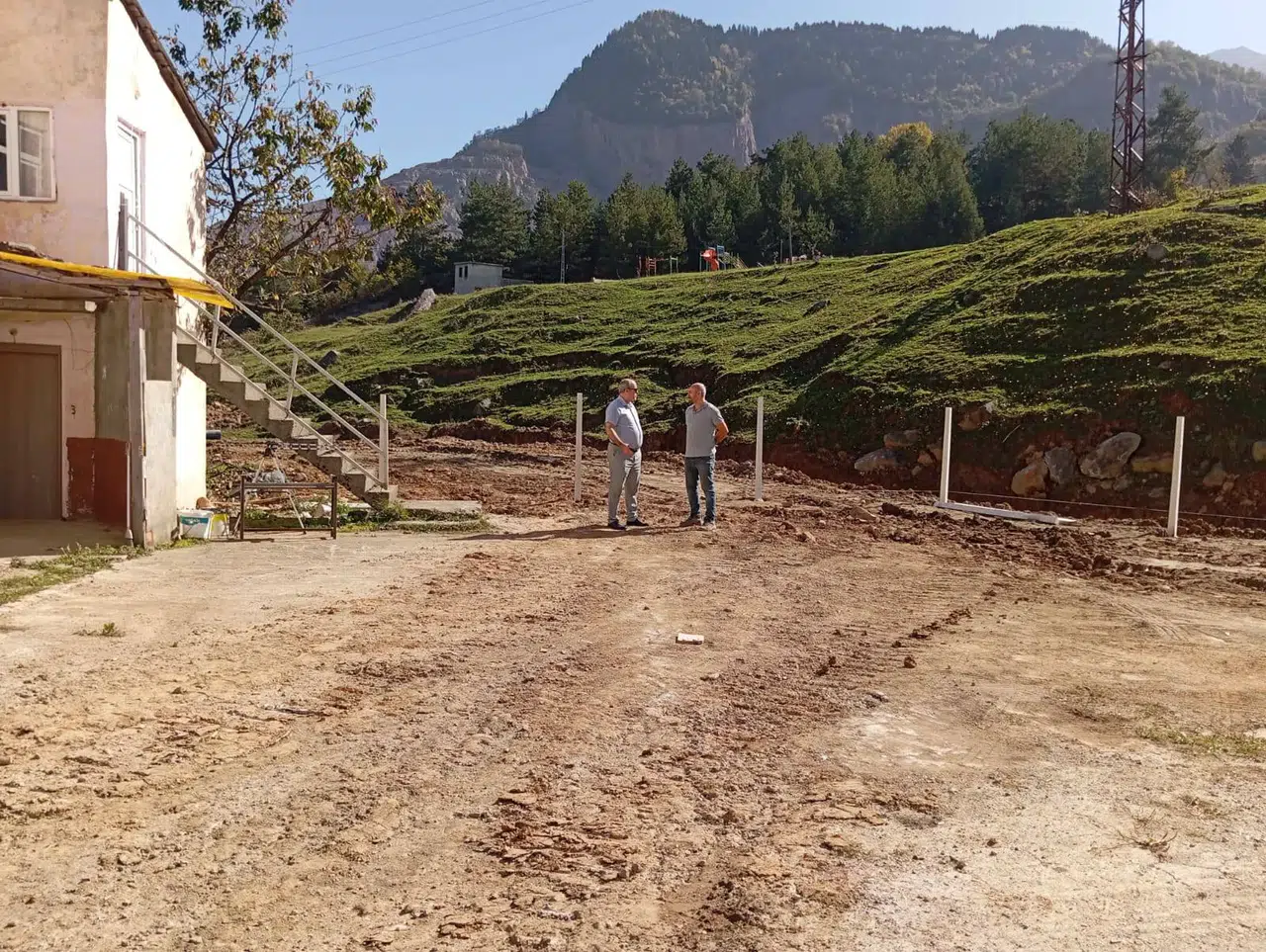 Murgul'da Camii Çevresine Güvenlik Tel Örgüsü Çekiliyor