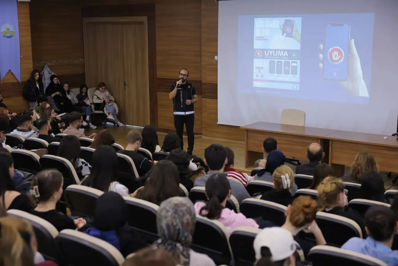 Trakya Üniversitesi'nde 'Narko Gençlik Eğitimi' ile gençlere bilinçlendirme çalışması gerçekleştirildi