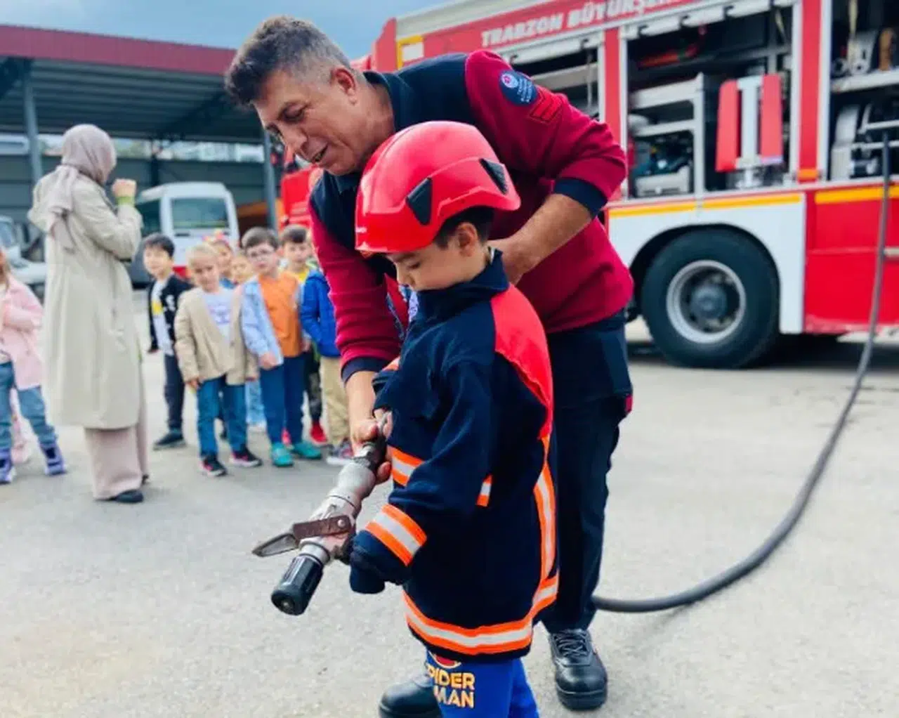 Miniklerden itfaiyeye ziyaret: Güvenlik bilinci ve meslekler hakkında öğrenme fırsatı!