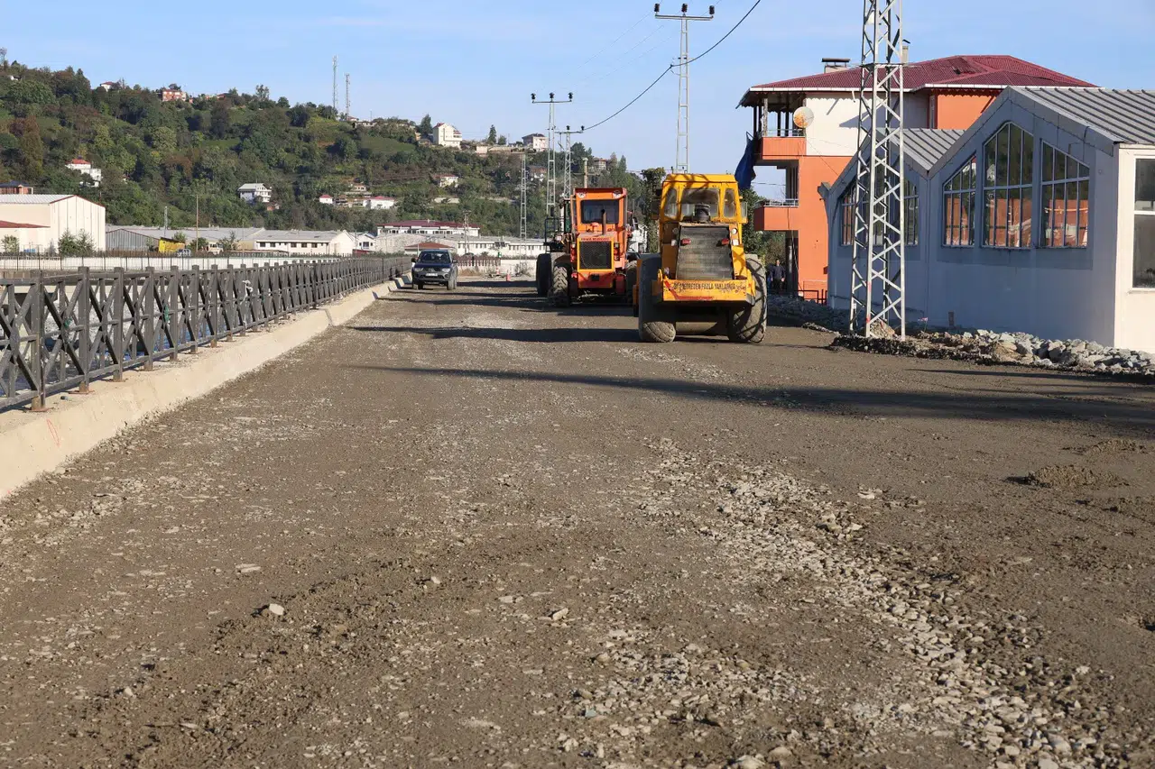 Arhavi'de yol genişletme çalışmalarıyla ulaşım konforu artırılıyor