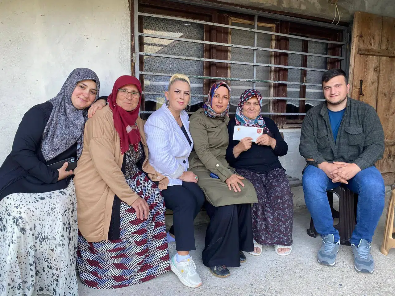 AK Parti Kadın Kolları mahalle ziyaretiyle vatandaşın yanında olmaya devam ediyor