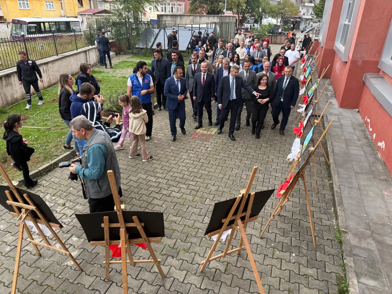 Gençlere Doğa Sevgisi Aşılayan Ağaç Dikme Etkinliği Hopa'da Gerçekleşti