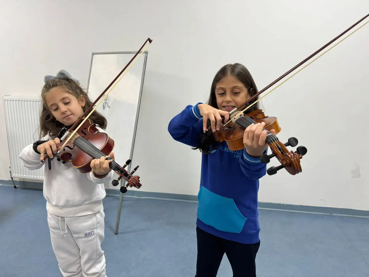 Hopa'daki Gençlik Merkezi, gençlere keman eğitimi ile müziği tanıtıyor