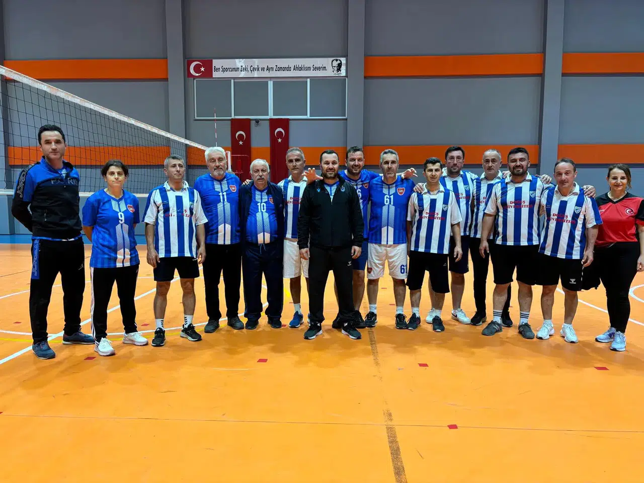 Beşikdüzü'nde Öğretmenler Günü Voleybol Turnuvası'nda Şehit Öğretmen Gürhan Yardım Okulu Şampiyon oldu!