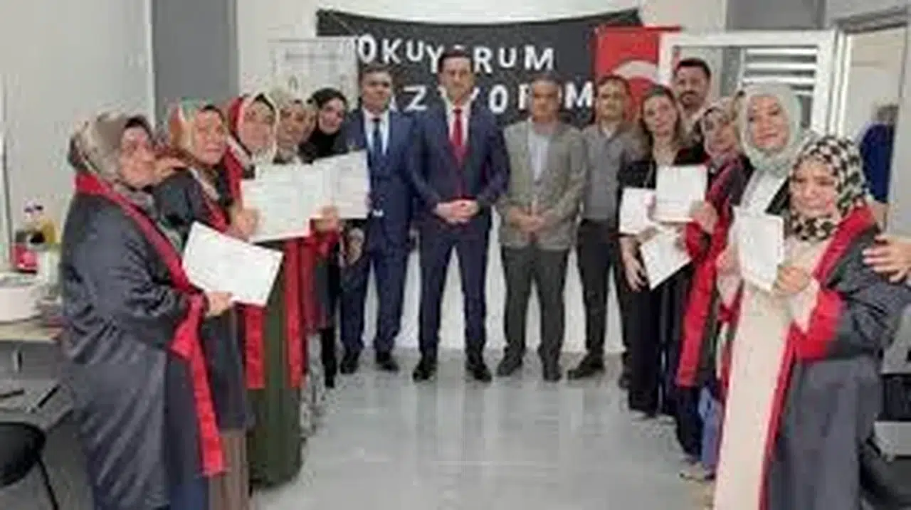 Midyat'ta 15 anne okuma yazma kursunu başarıyla tamamlayarak mezuniyet sevincini yaşadı