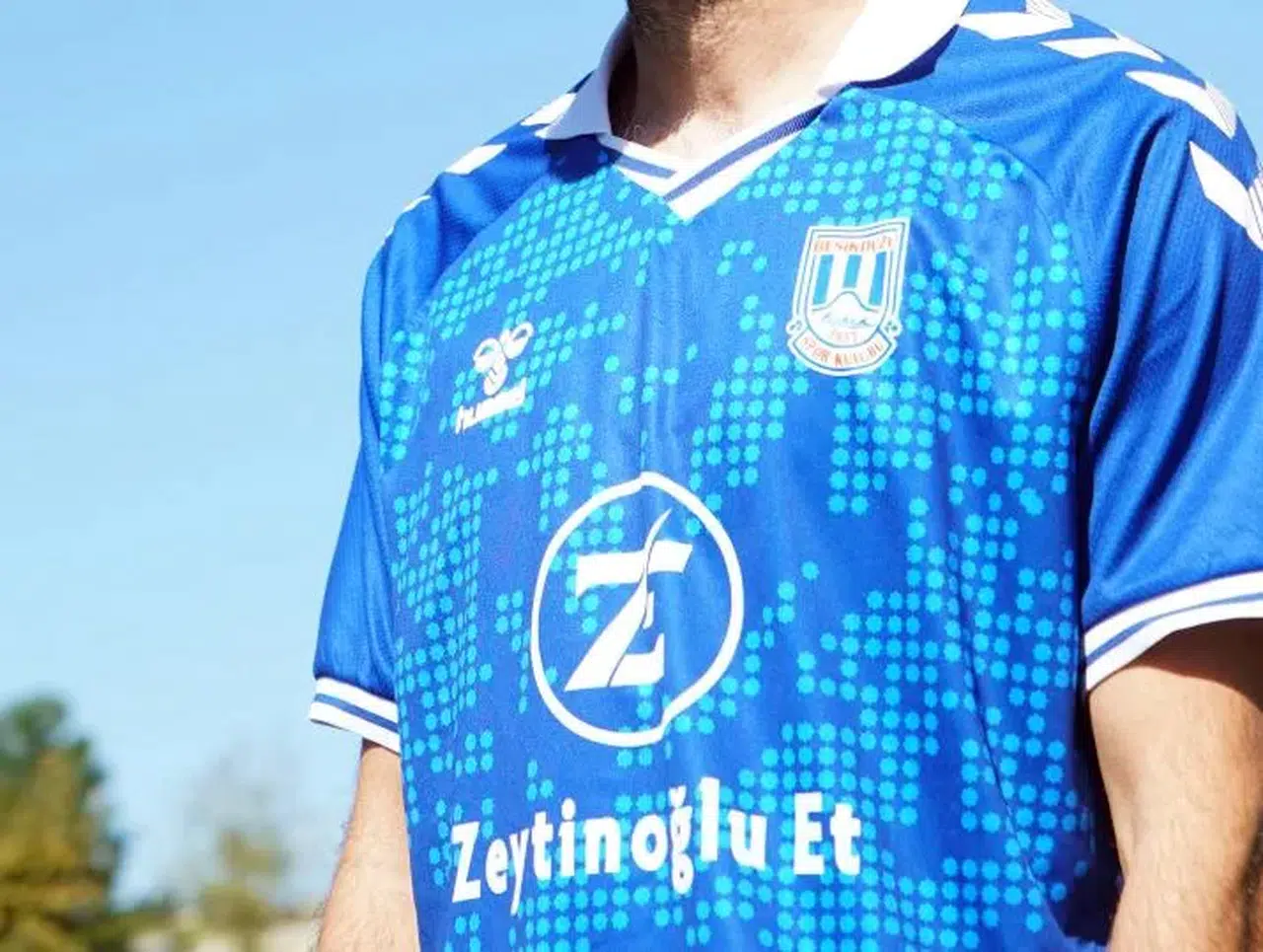 Mavi Tonları ve Beyaz Çizgiyle Güçlenen Formalar Sahada Emeğin Sembolü Olacak