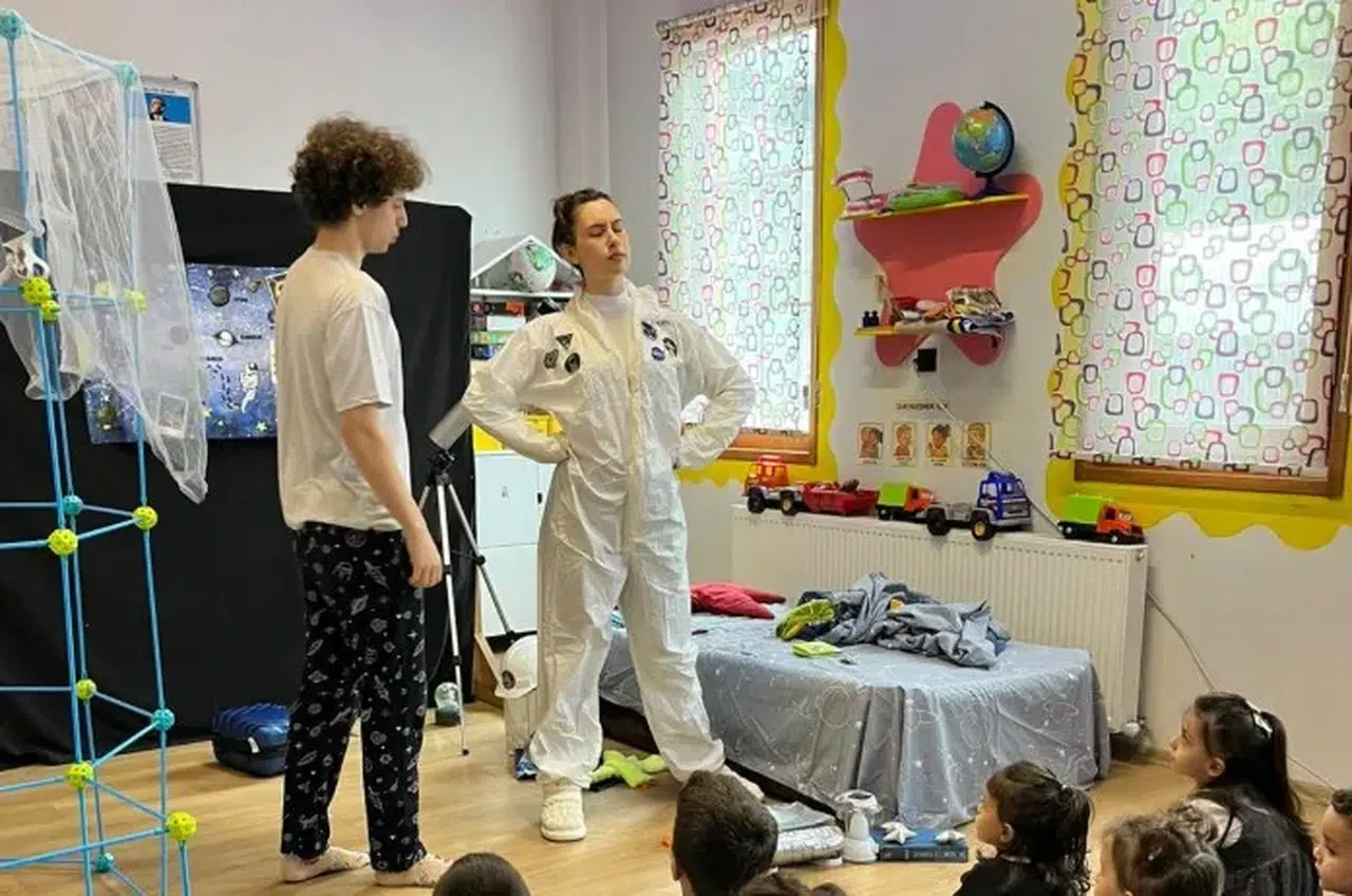 Borçka Tiyatro Festivali'nde Çocuklar için Renkli Bir Gösteri: Galaksi Yolcusu Kalmasın