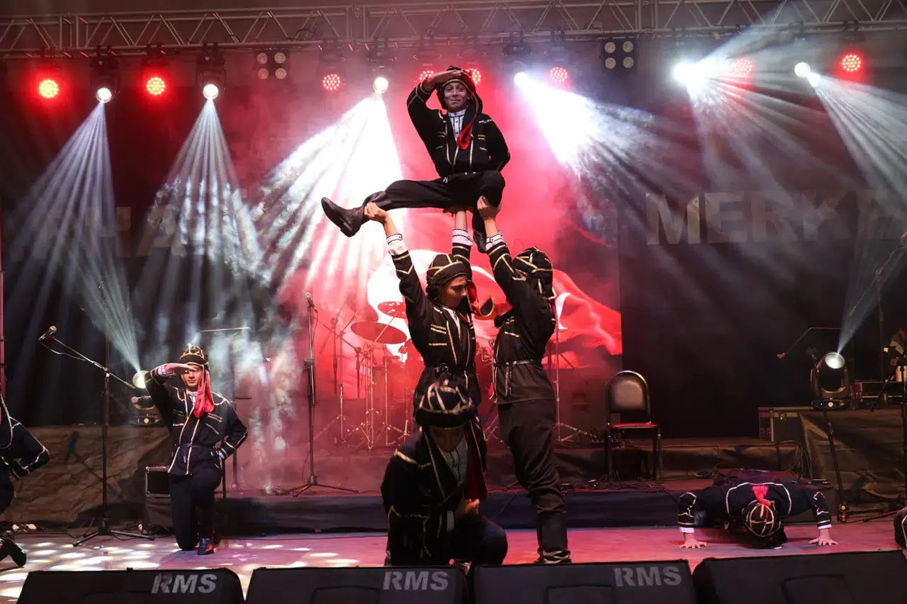 Arhavi'de Cumhuriyet'in 102. yılı coşkulu bir konserle kutlandı, vatandaşlar doyasıya eğlendi.