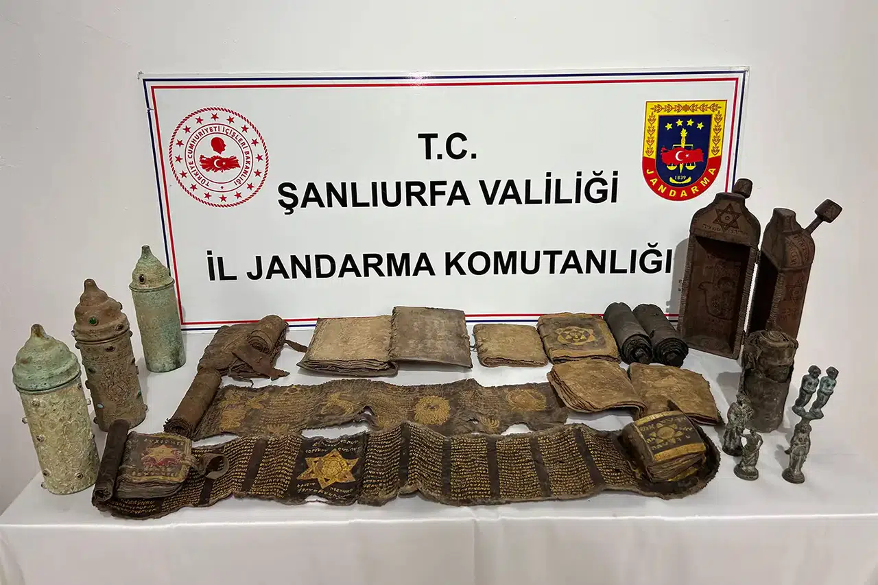 Şanlıurfa'da tarihi eser baskınında 4 heykel, 11 kitabe ve 1 tablo ele geçirildi, 2 kişi gözaltında!