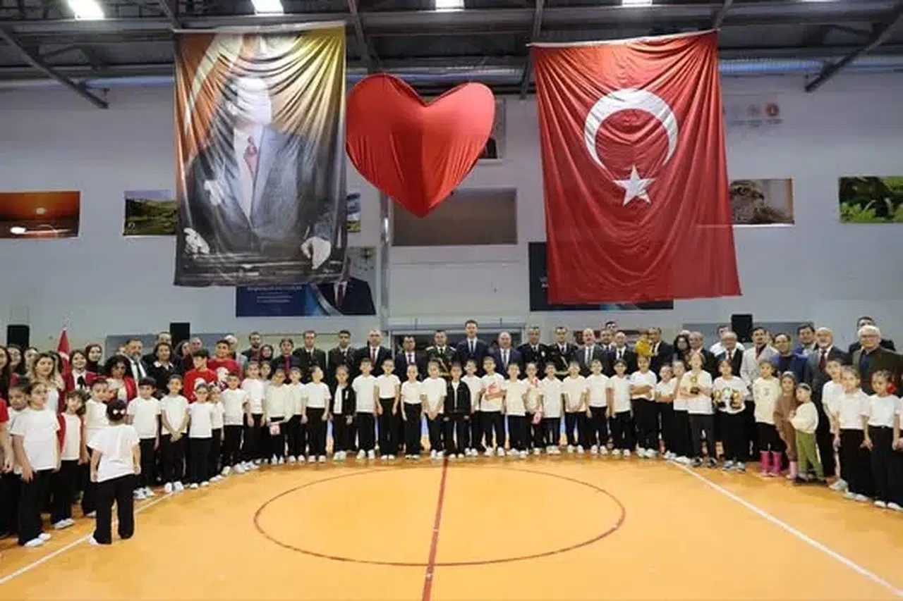 Arhavi'de Cumhuriyet Bayramı coşkuyla kutlandı, öğrencilerden unutulmaz gösteriler!