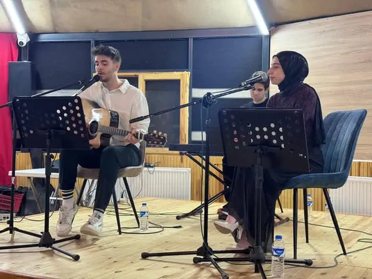 Oltu Belediyesi'nden gençlere ücretsiz akustik konserle unutulmaz müzik gecesi