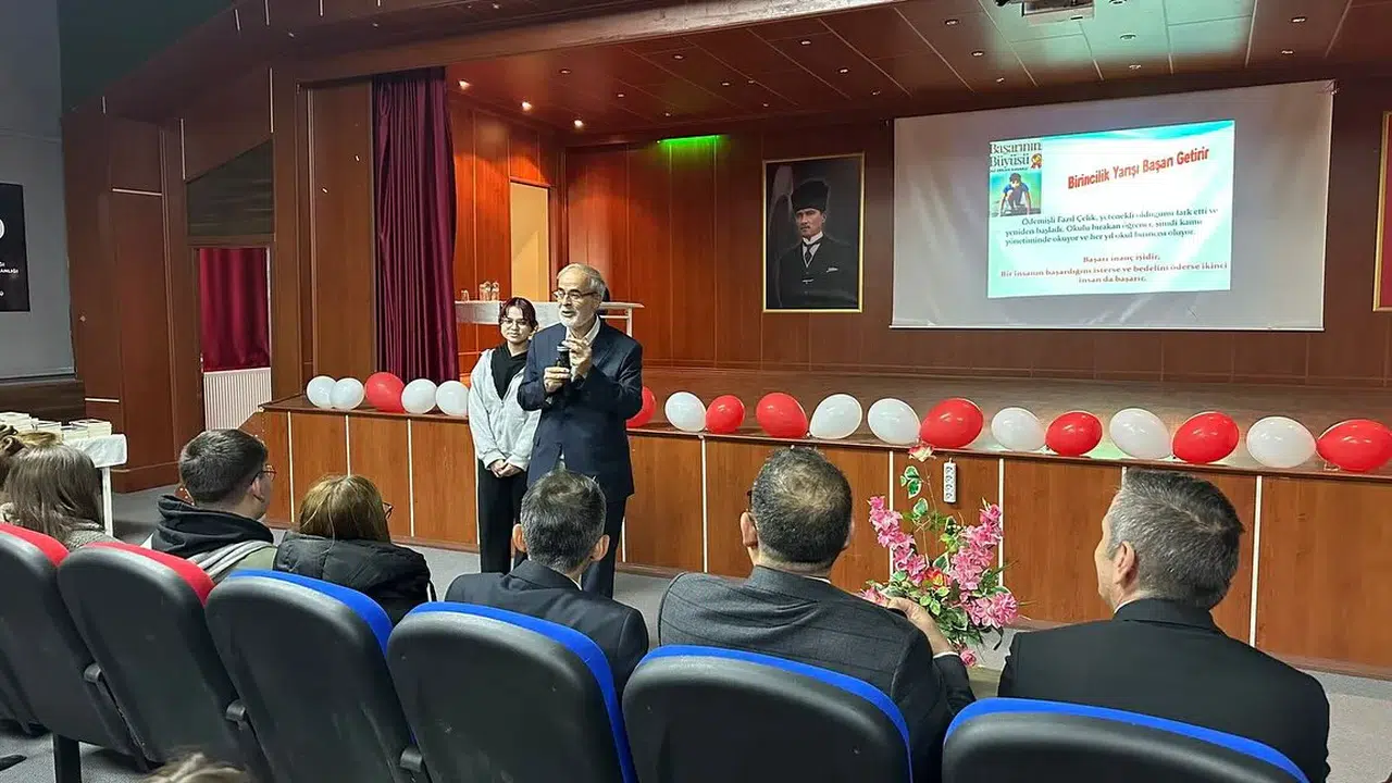 Eğitimci Yazar Kavaklı, Pazaryolu'nda Öğrencilere Sınav Başarısı İçin Tavsiyeler Verdi
