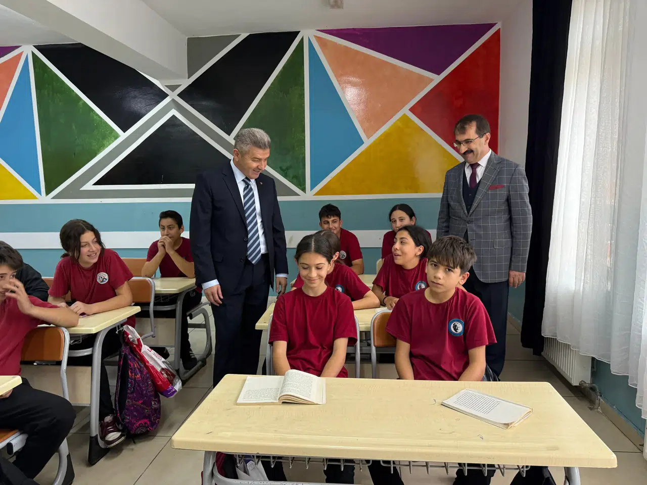 Hopa'da Vali Ergün okul ziyaretinde öğrenci ve öğretmenlerle buluştu