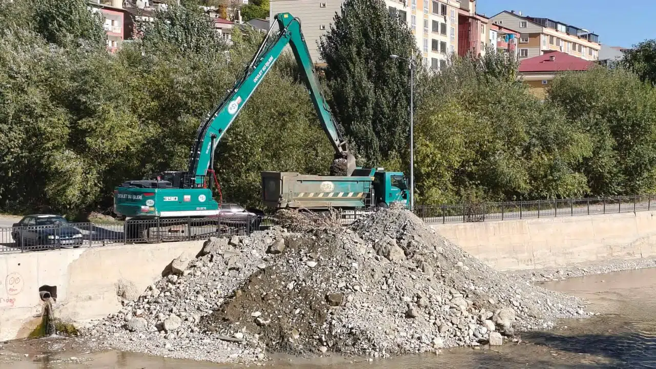 Bayburt'ta Çoruh Nehri'nde Temizlik Faaliyetleri Sürüyor
