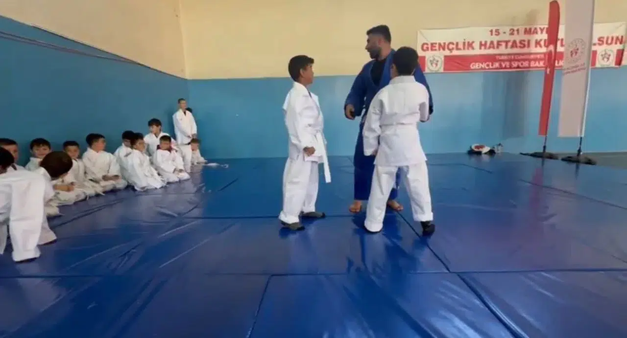 Hınıs’ta Judo Atağı Başladı, Gençler Madalyalara Hazırlanıyor!