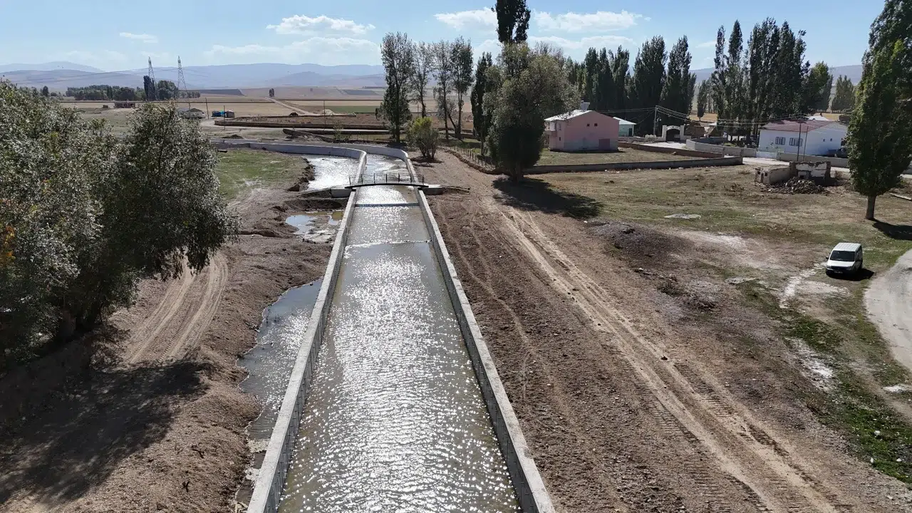 Bayburt'ta Oruçbeyli Köyü'nde taşkın riskleri azaltmak için inşaat çalışmaları sürüyor