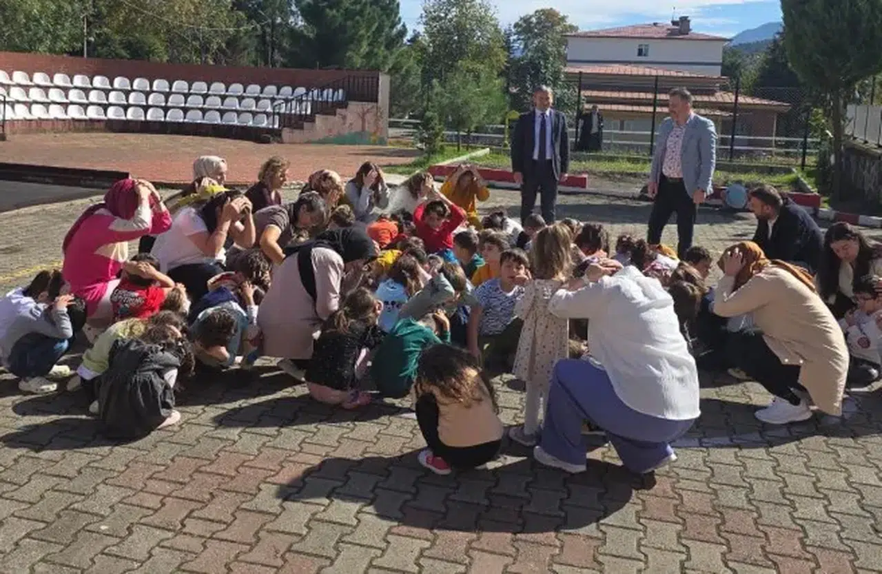 Beşikdüzü'nde Afet Bilinci İçin Minik Öğrencilere Eğlenceli Eğitimler Düzenlendi