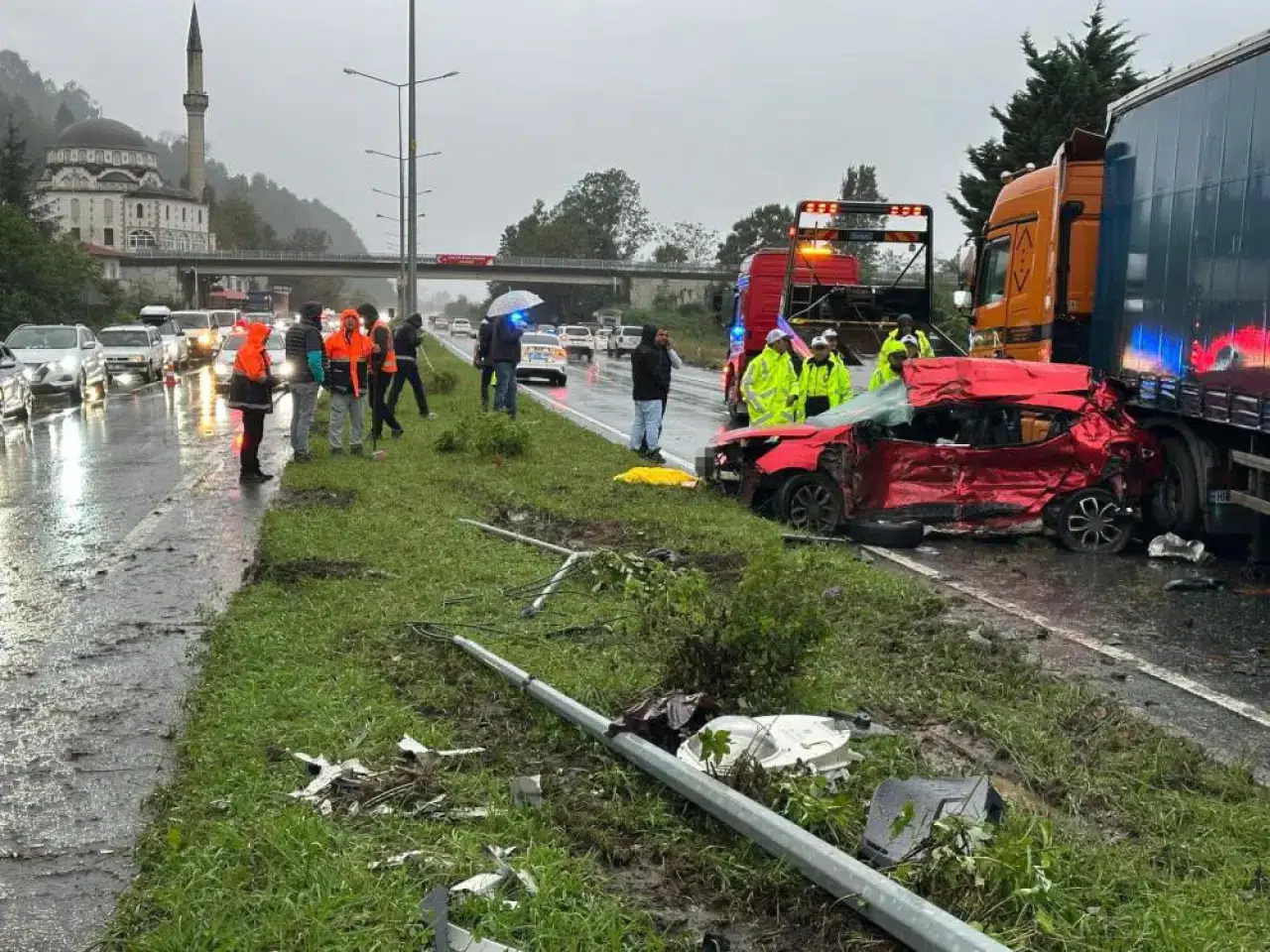 Rize'de feci TIR kazası: 3 kişi hayatını kaybetti