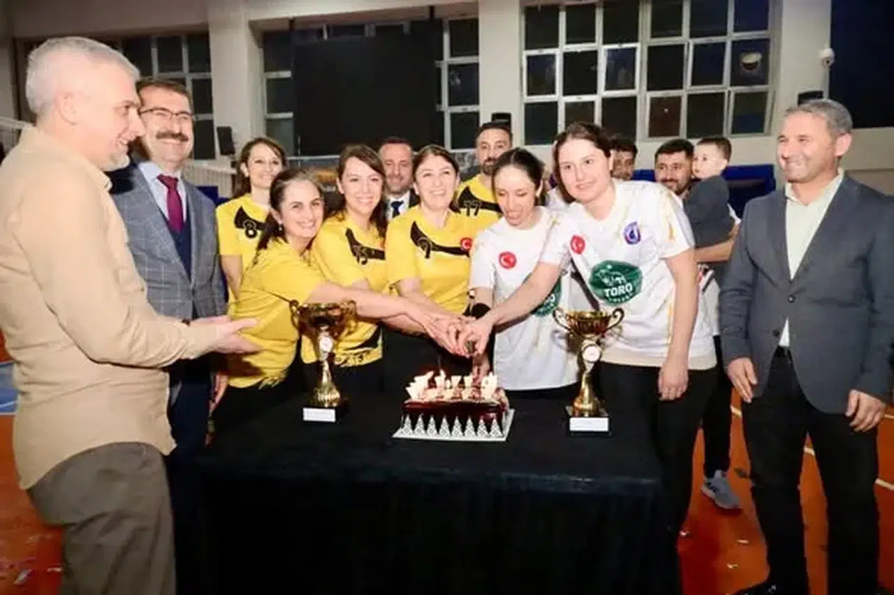 Artvin’de 24 Kasım Öğretmenler Günü Voleybol Turnuvası Sona Erdi