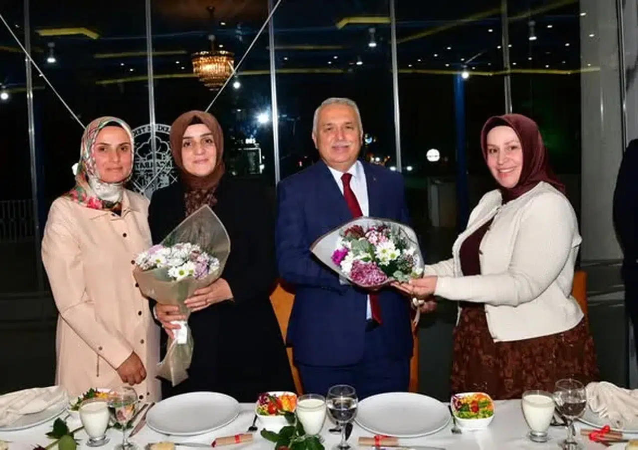 Trabzon Valisi Aziz Yıldırım, Öğretmenlerle 24 Kasım Programında Bir Araya Geldi