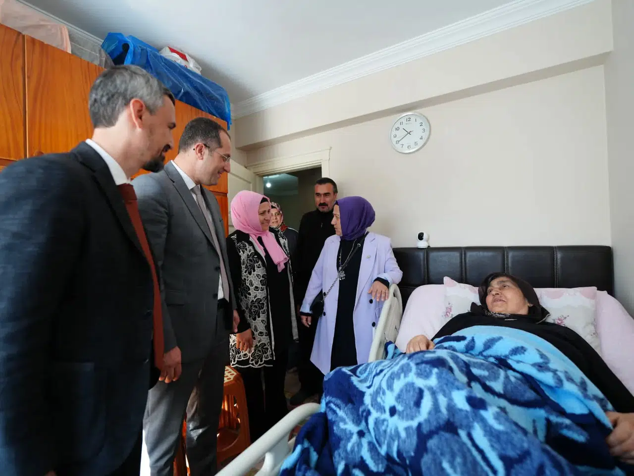 Başkan Ekim, hasta vatandaşları evlerinde ziyaret ederek gönül belediyeciliğini sürdürüyor