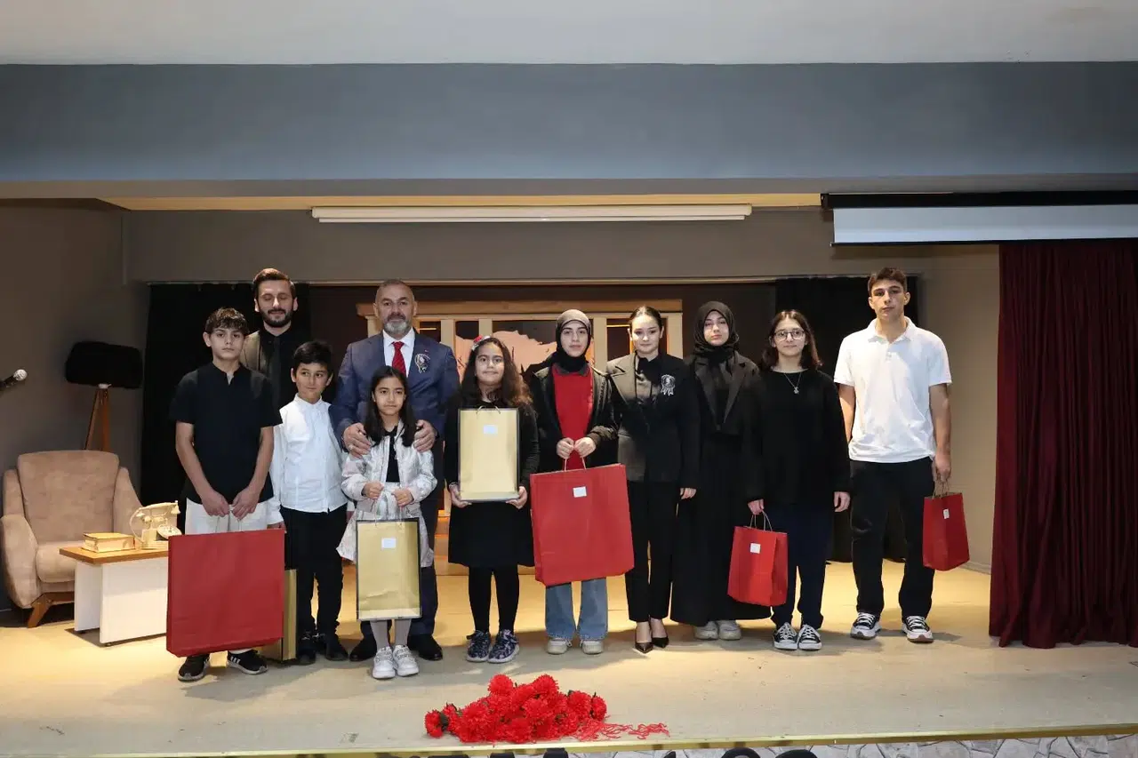 Arsin'de 10 Kasım Anma Programı: Öğrencilere Hediyeler Verildi