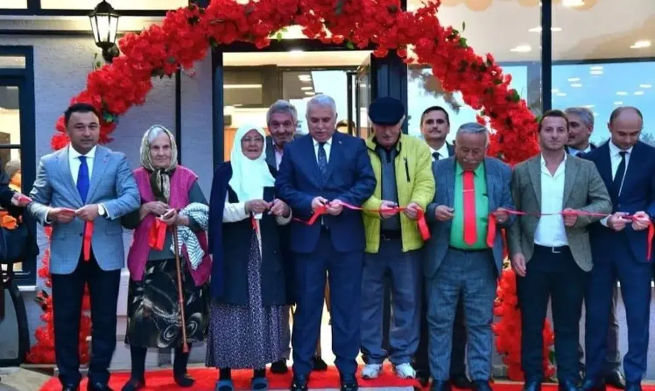 Trabzon Valisi Aziz Yıldırım, Yıldızlı Huzurevi’ni Ziyaret Etti ve Yeni Sosyal Tesisi Açtı