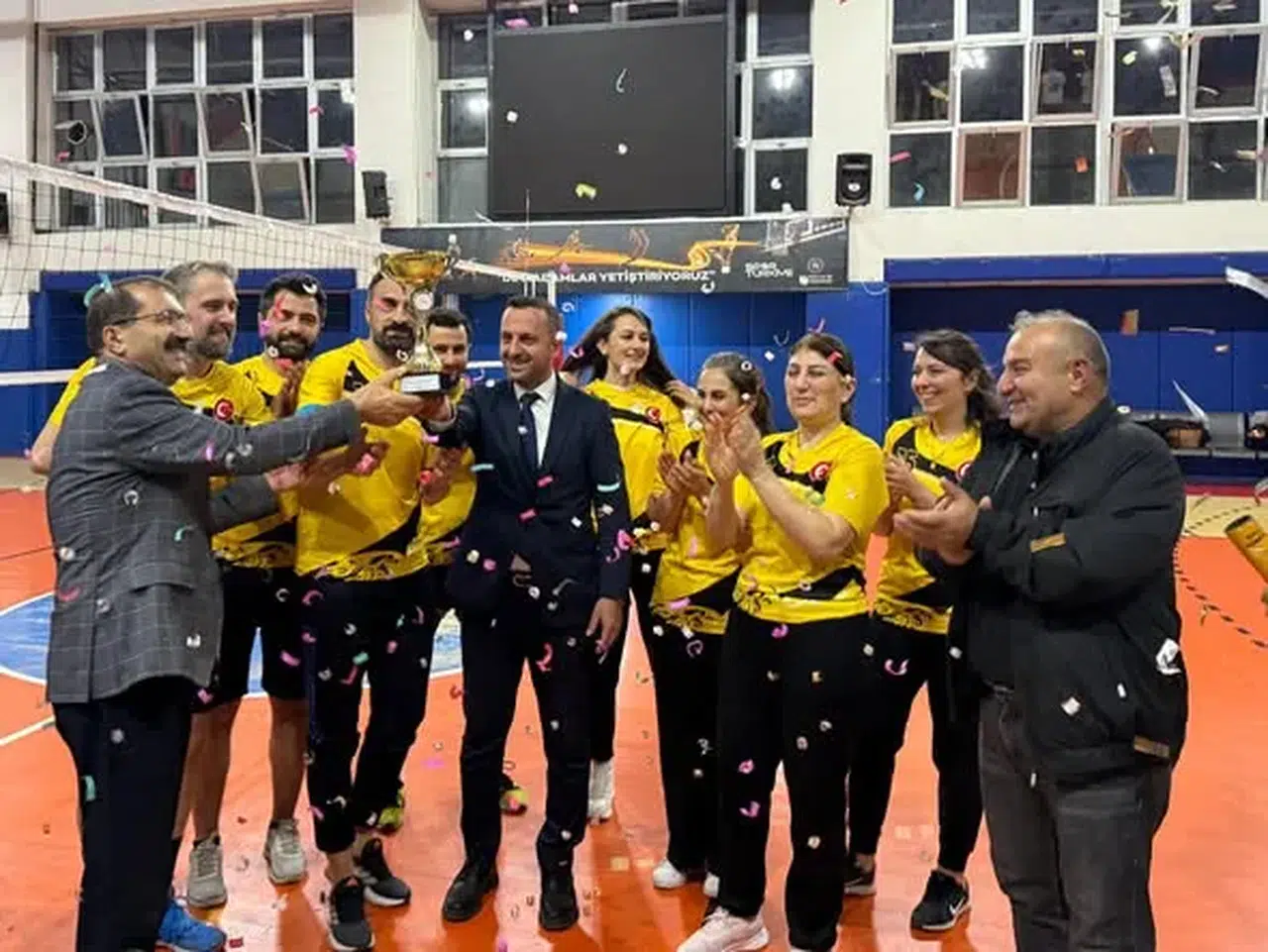 Artvin’de 24 Kasım Öğretmenler Günü Voleybol Turnuvası Tamamlandı