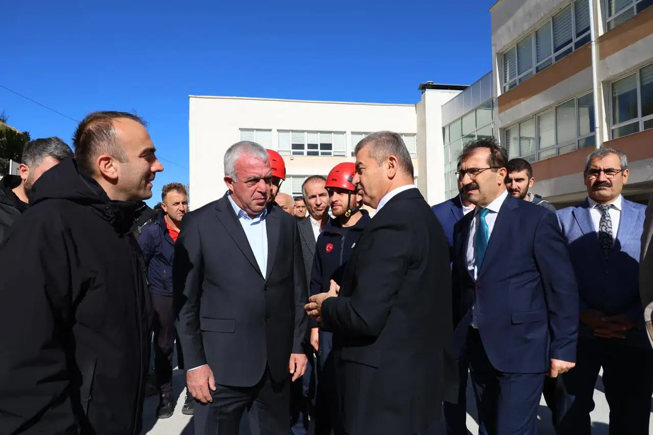 Artvin'de Kaya Düşmesi Riski İncelendi, Vali Acil Önlemler Alacak