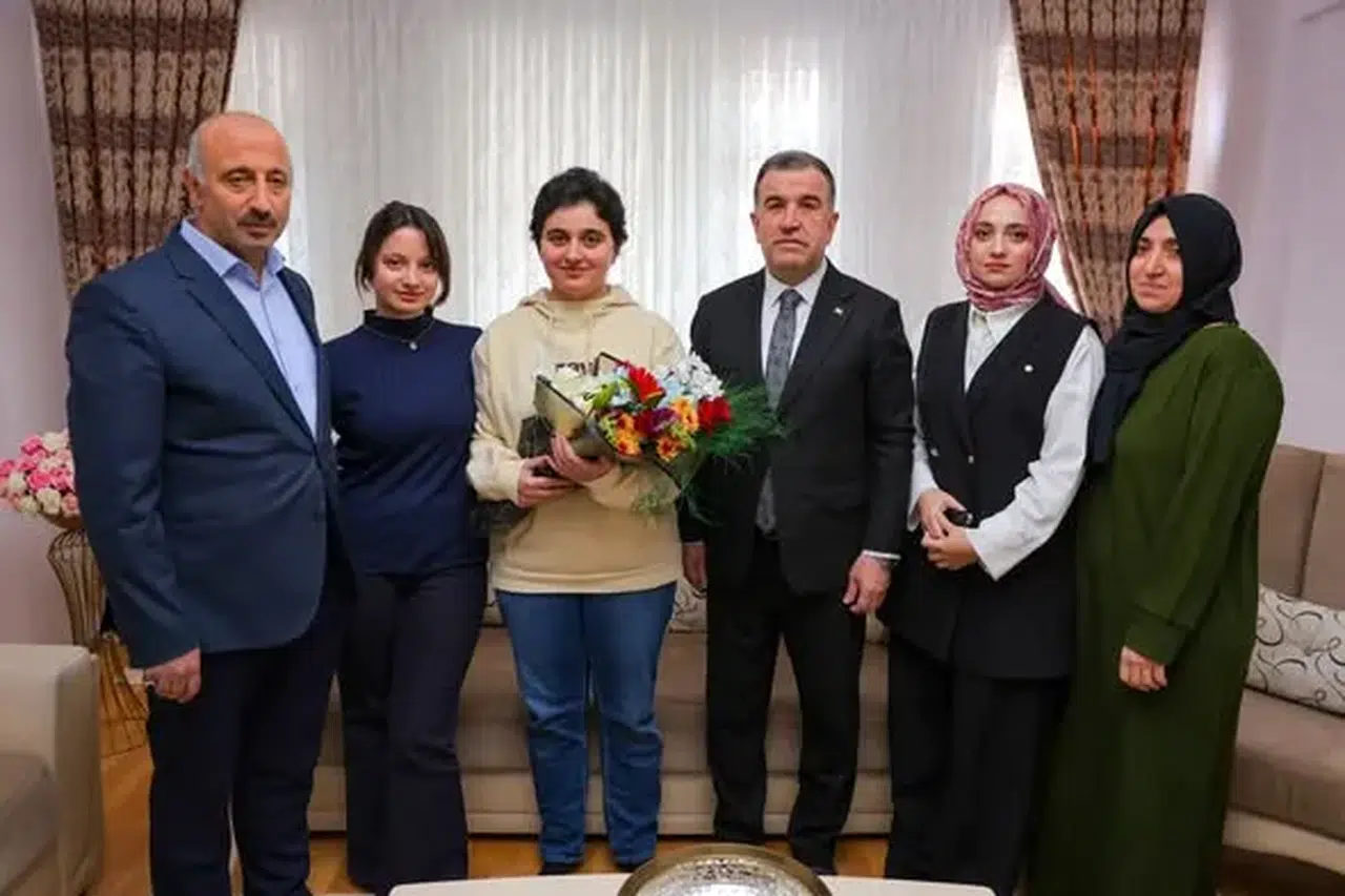 Bayburt Valisi Eldivan’dan Emekli Öğretmene Anlamlı 24 Kasım Ziyareti