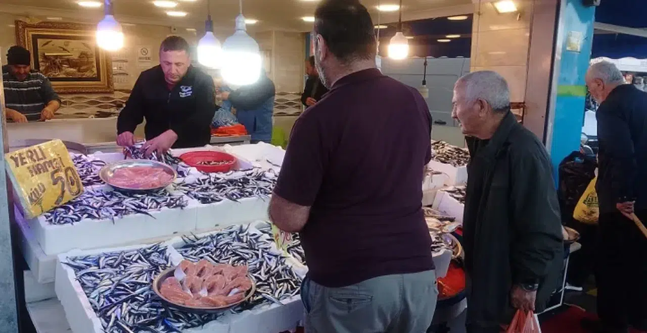 Rize'de Hamsi Bolluğu: Tezgahlarda 3 Kilo 100 Lira!