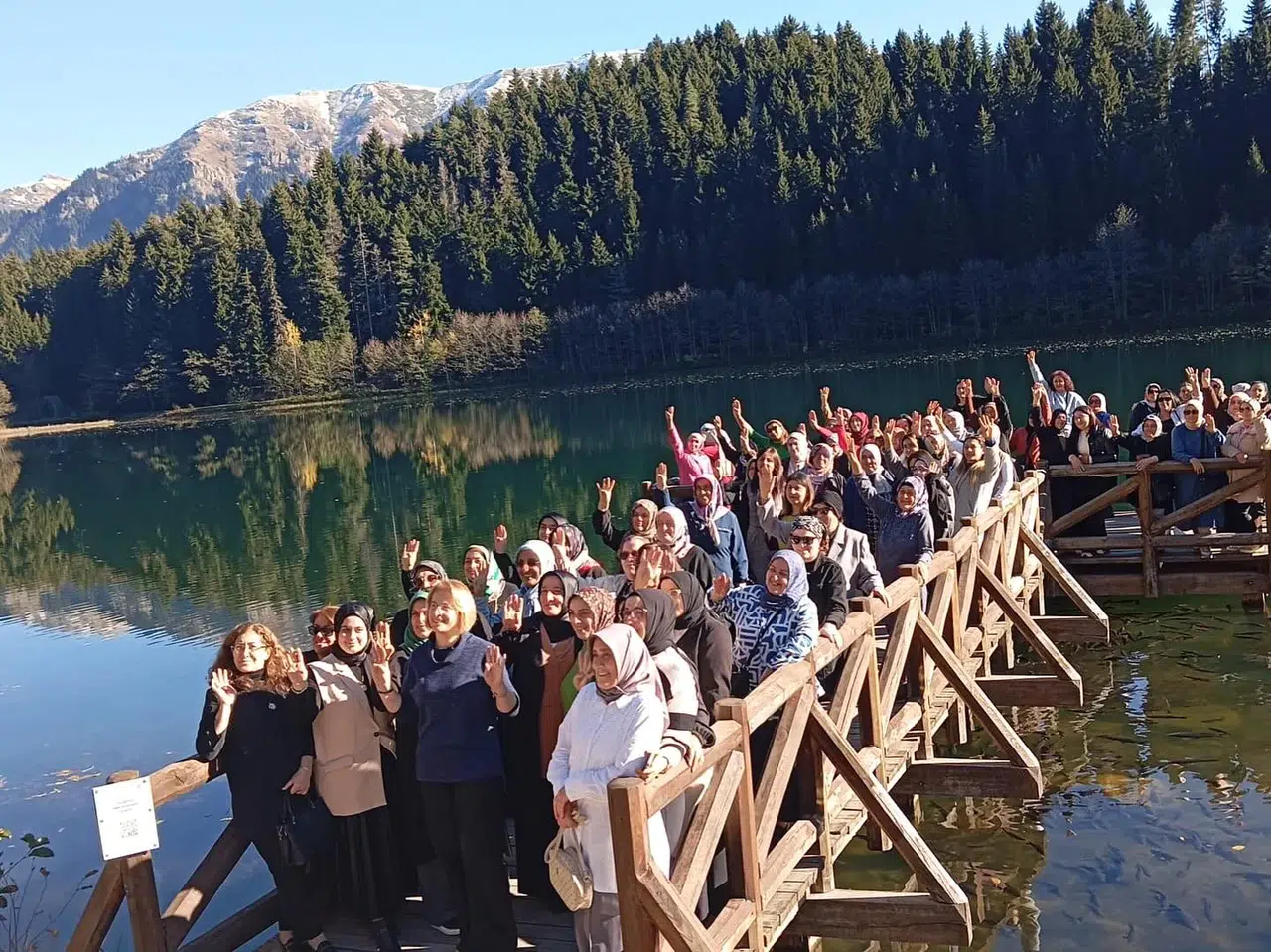 AK Parti Kadın Kolları Şavşat Karagöl’de Bir Araya Geldi