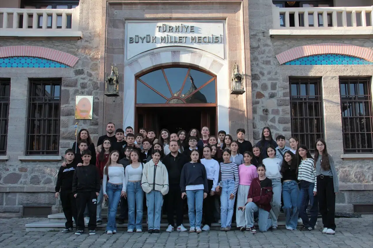 Hopa Belediyesi'nden Atatürk Anması: Öğrenciler Anıtkabir'i Ziyaret Etti