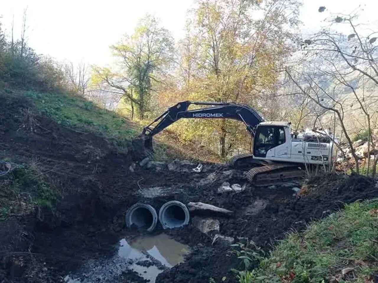 Şalpazarı Belediyesi, Turalıuşağı Mahallesi’nde Yol ve Altyapı Çalışmalarını Sürdürüyor