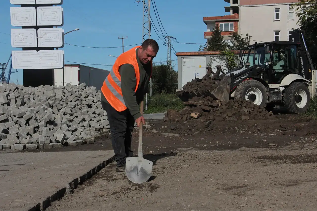 Hopa Belediyesi'nden altyapı ve yol çalışmalarında hız kesmeyen hizmetler
