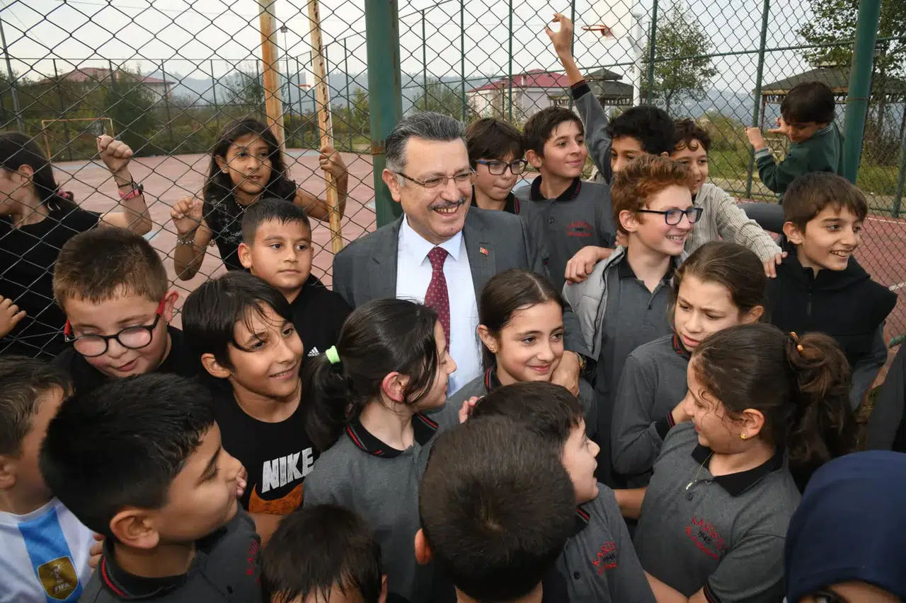 Başkan Genç’ten Yomra Öğrencilerine Oyun Sahası Müjdesi