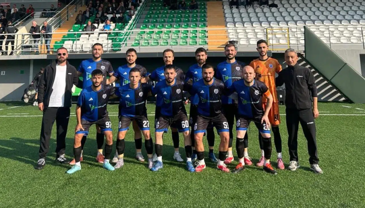 Yolbaşıspor, Rize Amatör Ligi'nde liderliğe yükseldi, köy halkı başarıya destek veriyor!