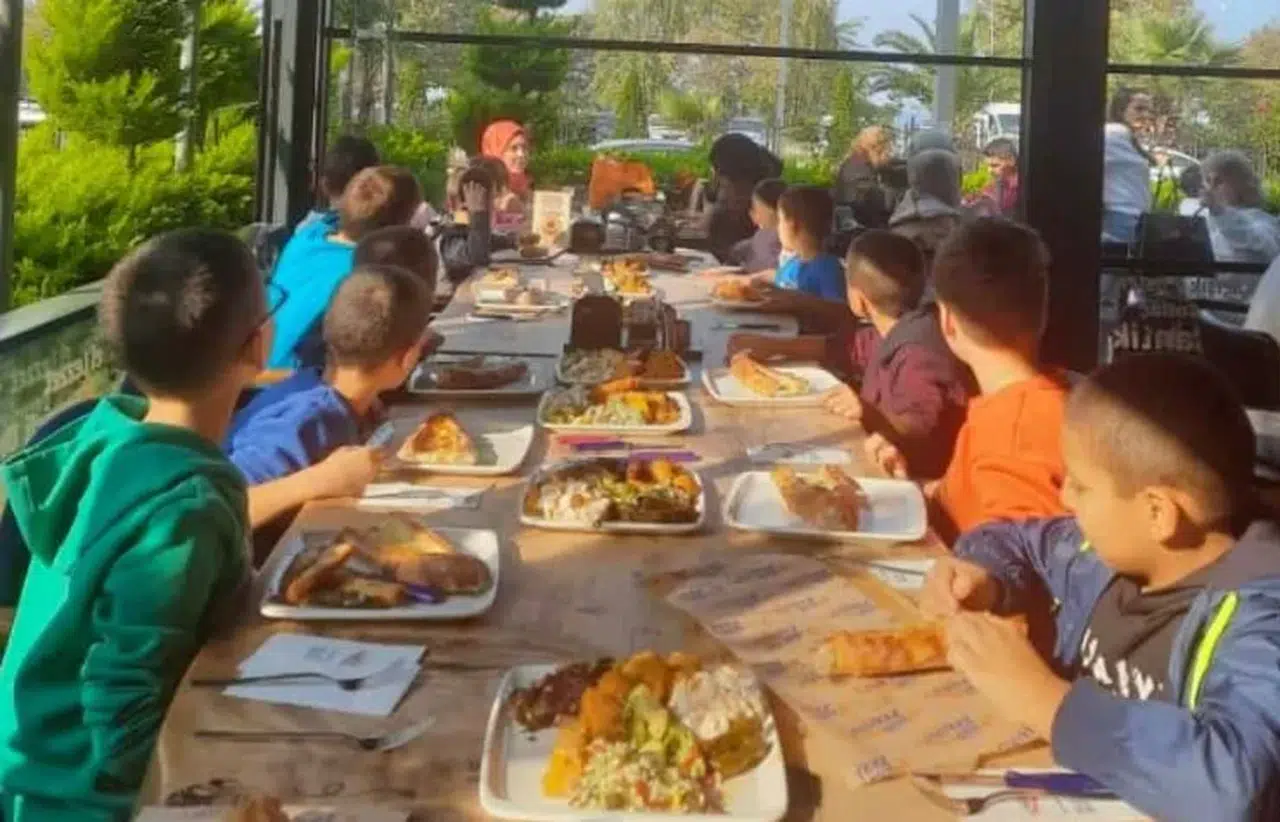 Korunma ve Bakım Altındaki Çocuklar Klasik Arabalarla Şehir Turu Yaptı