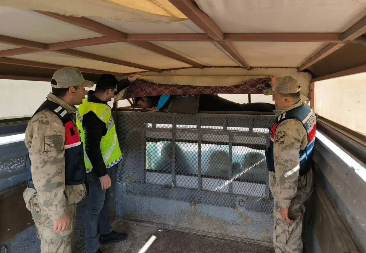 Erzurum’da Göçmen Kaçakçılığı Operasyonu: 28 Düzensiz Göçmen Yakalandı
