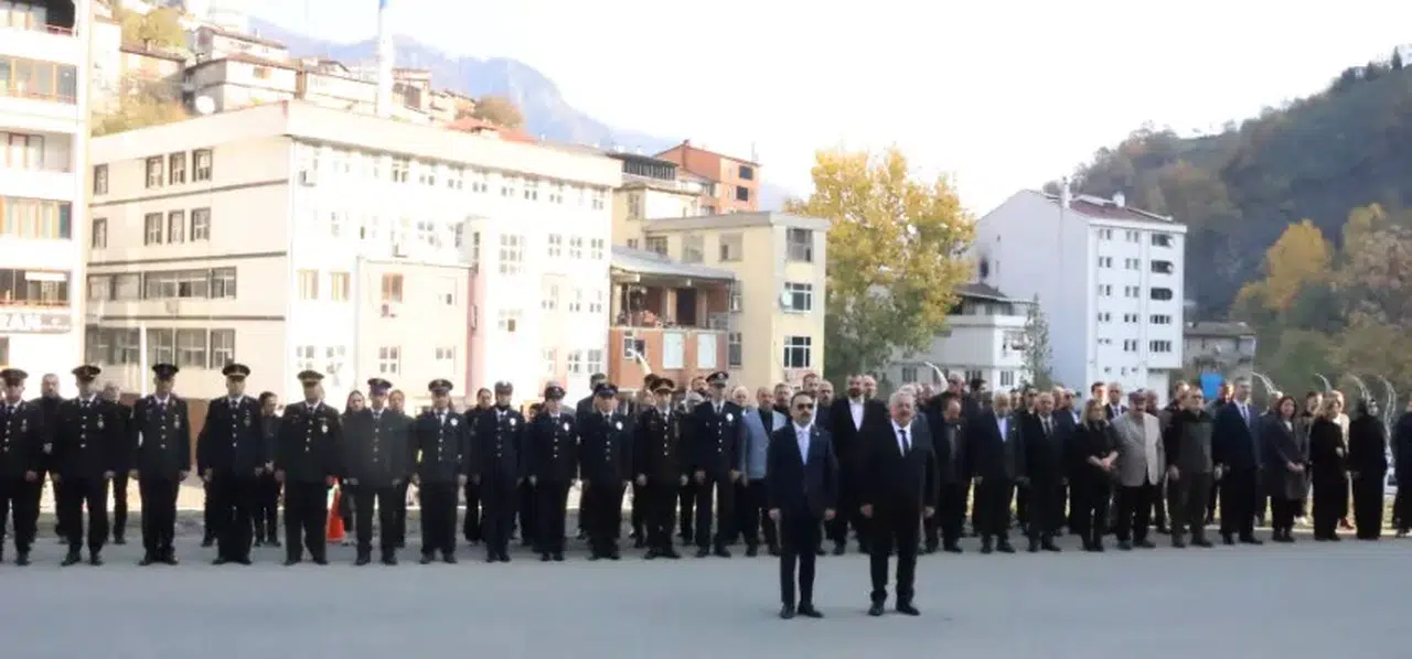 Murgul'da Atatürk Anma Programında Öğrenciler Yeteneklerini Sergiledi